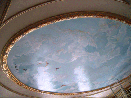 Ciel peint sur un plafond dans un hotel particulier